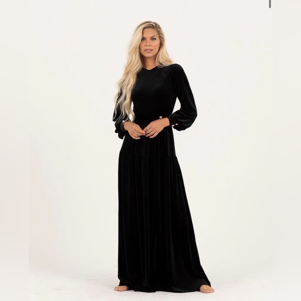 Aleeza Paris Elegant Black Velvet Dress
